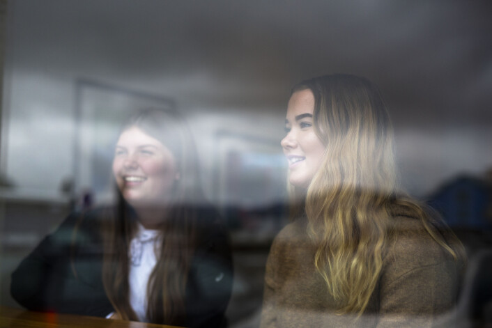 Tiendeklassingene Martine Reinholtsen og Johanne Bergland tror vesterålinger er interessert i det nære. Foto: Kristine Lindebø Tiendeklassingene Martine Reinholtsen og Johanne Bergland tror vesterålinger er interessert i det nære. Foto: Kristine Lindebø