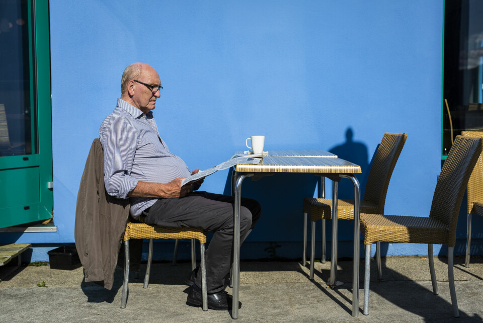 Pensjonist Ivar Pedersen leser Bladet Vesterålen her hver dag. Foto: Kristine Lindebø
