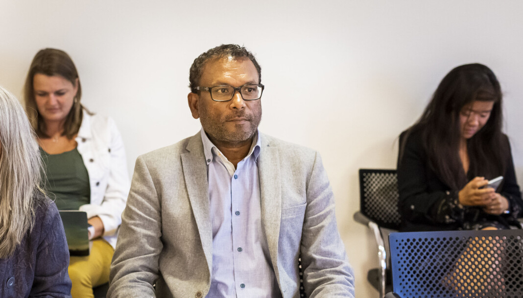 Migrapolis-profil Rajan Chelliah måtte fratre NRK-stillingen i høst. Nå venter han på dom fra lagmannsretten. NJ-leder Hege Iren Frantzen i bakgrunnen til venstre, fra Arbeidsretten i 2018. Migrapolis-profil Rajan Chelliah måtte fratre NRK-stillingen i høst. Nå venter han på dom fra lagmannsretten. NJ-leder Hege Iren Frantzen i bakgrunnen til venstre, fra Arbeidsretten i 2018.