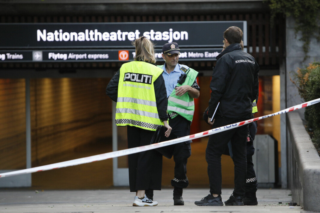Nationaltheatret stasjon ble stengt etter at en Brann-supporter ble påkjørt av et T-banetog og kritisk skadd søndag ettermiddag. Foto: Ole Berg-Rusten / NTB scanpix