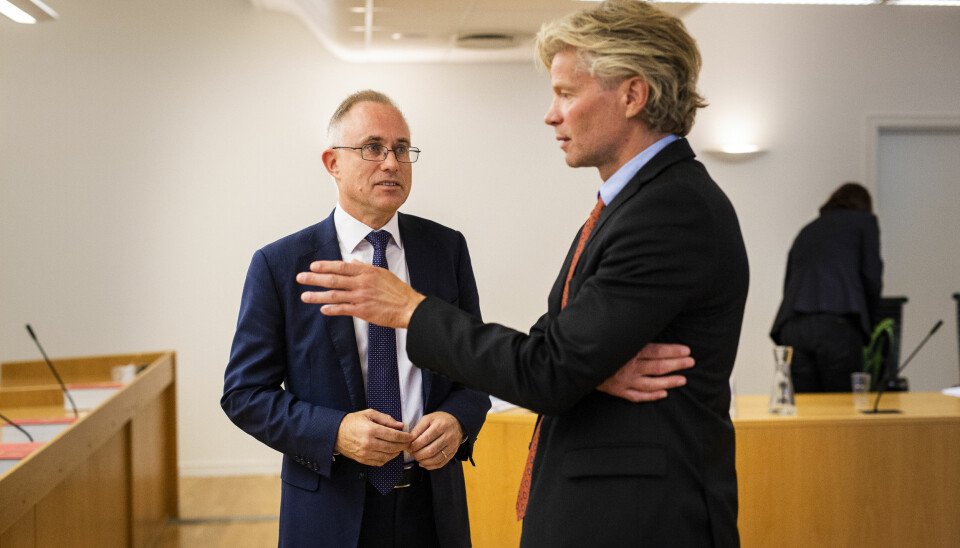 Spekters advokat Tarjei Thorkildsen og NJs advokat Knut Skaslien i samtale i retten. Foto: Kristine Lindebø