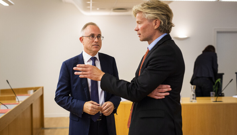 Spekters advokat Tarjei Thorkildsen og NJs advokat Knut Skaslien i samtale i retten. Foto: Kristine Lindebø Spekters advokat Tarjei Thorkildsen og NJs advokat Knut Skaslien i samtale i retten. Foto: Kristine Lindebø