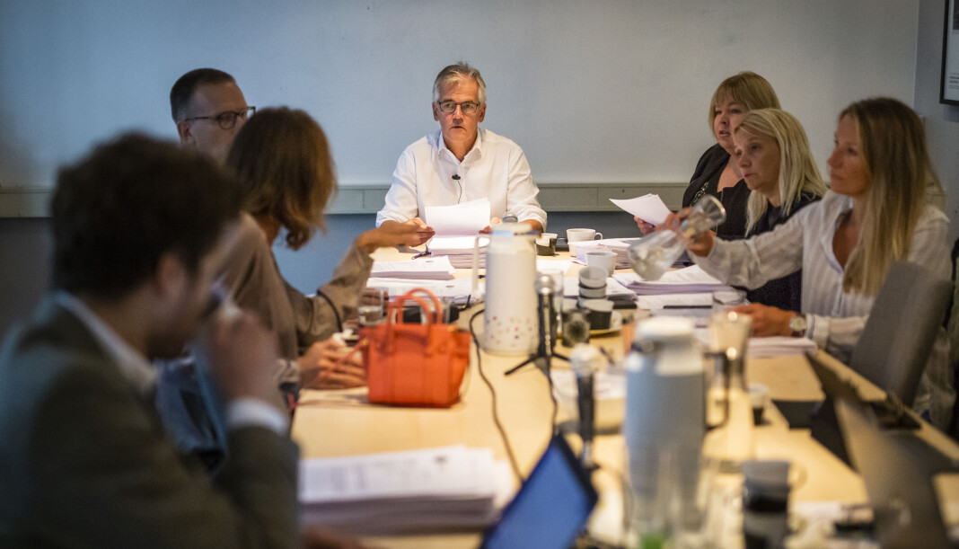 Møte i Pressens Faglige Utvalg (PFU), med leder Alf Bjarne Johansen i midten. Foto: Kristine Lindebø Møte i Pressens Faglige Utvalg (PFU), med leder Alf Bjarne Johansen i midten. Foto: Kristine Lindebø