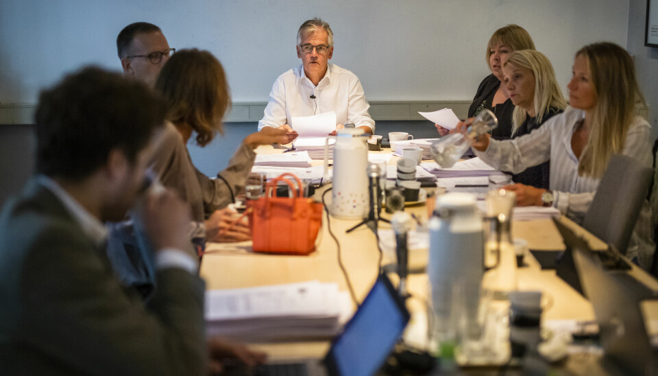 Møte i Pressens faglige utvalg (PFU), med leder Alf Bjarne Johansen i midten. Foto: Kristine Lindebø