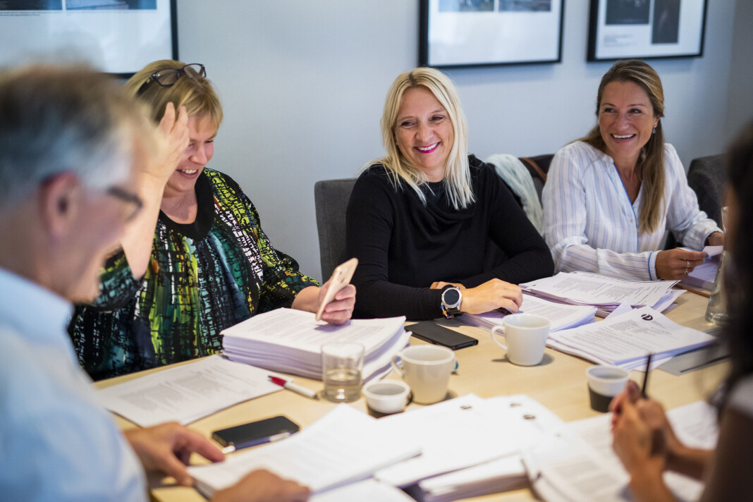 Leder i Norsk Presseforbund, Elin Floberghagen, og PFU-medlemmene Nina Fjeldheim, humanistskolen og Liv Ekeberg, Agderposten, under en pause i forrige møte i Pressens Faglige Utvalg. Foto: Kristine Lindebø Leder i Norsk Presseforbund, Elin Floberghagen, og PFU-medlemmene Nina Fjeldheim, humanistskolen og Liv Ekeberg, Agderposten, under en pause i forrige møte i Pressens Faglige Utvalg. Foto: Kristine Lindebø