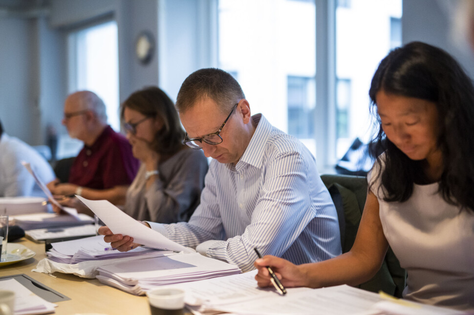 PFU-medlemmene Kristin Taraldsrud Hoff, Norsk landbrukssamvirke, Øyvind Kvalnes, BI, og nestleder Anne Weider Aasen, TV 2, leser sakspapirer under det siste møtet i Pressens Faglige Utvalg. Foto: Kristine Lindebø PFU-medlemmene Kristin Taraldsrud Hoff, Norsk landbrukssamvirke, Øyvind Kvalnes, BI, og nestleder Anne Weider Aasen, TV 2, leser sakspapirer under det siste møtet i Pressens Faglige Utvalg. Foto: Kristine Lindebø