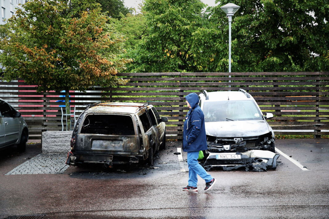 Utbrente biler på en parkeringsplass ved Frölunda torg i Gøteborg. Rundt 80 biler ble enten satt fyr på eller utsatt for hærverk i og utenfor Göteborg mandag 13. august. Foto: Adam Ihse / TT / NTB scanpix Utbrente biler på en parkeringsplass ved Frölunda torg i Gøteborg. Rundt 80 biler ble enten satt fyr på eller utsatt for hærverk i og utenfor Göteborg mandag 13. august. Foto: Adam Ihse / TT / NTB scanpix