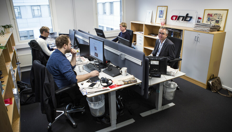 I dag er det fire stykker i ANB-redaksjonen. På nyåret blir eneste ansatt i byrået ansvarlig redaktør Kjell Werner (til høyre). Foto: Ole Palmstrøm / ANB