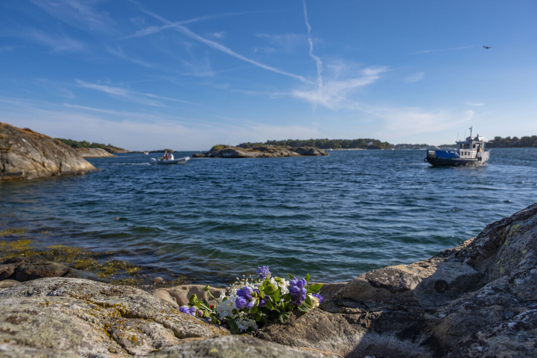Blomster på øya St. Helena utenfor Arendal der den tidligere skiløperen Vibeke Skofterud døde i en vannscooterulykke. Foto: Tor Erik Schrøder / NTB scanpix Blomster på øya St. Helena utenfor Arendal der den tidligere skiløperen Vibeke Skofterud døde i en vannscooterulykke. Foto: Tor Erik Schrøder / NTB scanpix