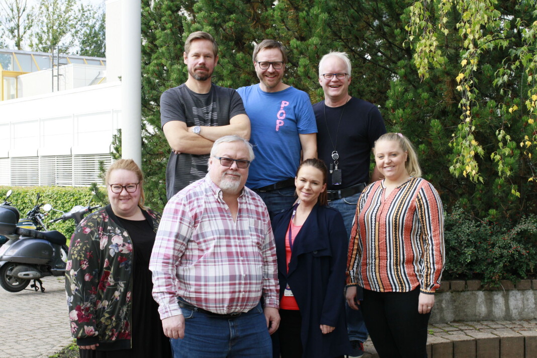 Her og nå-redaksjonen med Thor Amund Hagen (bakerst fra venstre), Kristian Hovstad, Bjarte M. Johannesen og Elin Aandal-Herseth (foran fra venstre), Tron Soot-Ryen, Ella Berit Strugstad Mathisen og Mette Lykke Kiønig Vollan. Foto: Jon Annar Fordal/NRK Her og nå-redaksjonen med Thor Amund Hagen (bakerst fra venstre), Kristian Hovstad, Bjarte M. Johannesen og Elin Aandal-Herseth (foran fra venstre), Tron Soot-Ryen, Ella Berit Strugstad Mathisen og Mette Lykke Kiønig Vollan. Foto: Jon Annar Fordal/NRK