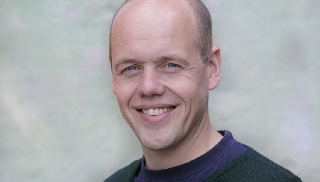 Jostein Giertsen er programleder og reporter i NRK P2. Han har en variert samling bøker på nattbordet. Foto: privat. Jostein Giertsen er programleder og reporter i NRK P2. Han har en variert samling bøker på nattbordet. Foto: privat.