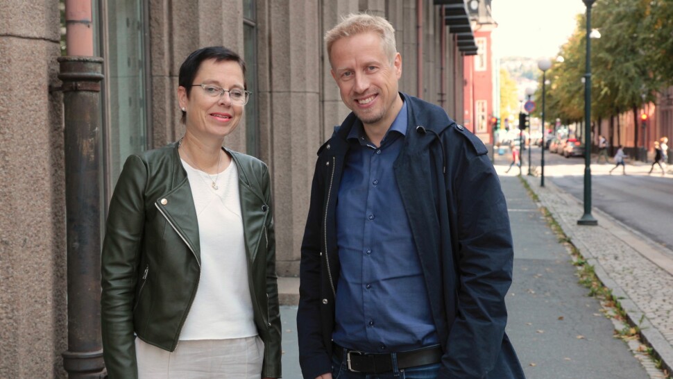 Mari Velsand, direktør i Medietilsynet og Kristoffer Egeberg, ansvarlig redaktør i Faktisk.no. Foto: Tore Bergsaker