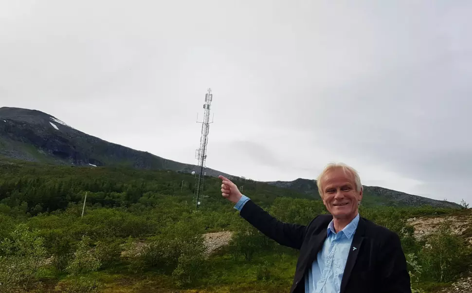 Jan Johnsen oppgraderer FM-senderne til Radio Tromsø, selv om de også er på DAB. Her ved senderen på Kvaløya i Tromsø. Foto: privat