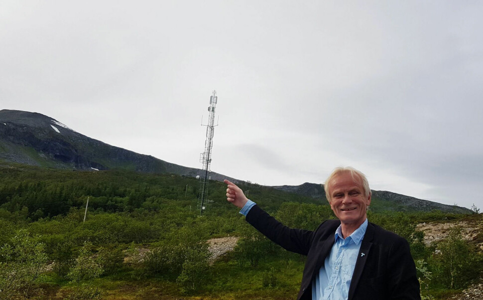 Jan Johnsen oppgraderer FM-senderne til Radio Tromsø, selv om de også er på DAB. Her ved senderen på Kvaløya i Tromsø. Foto: privat