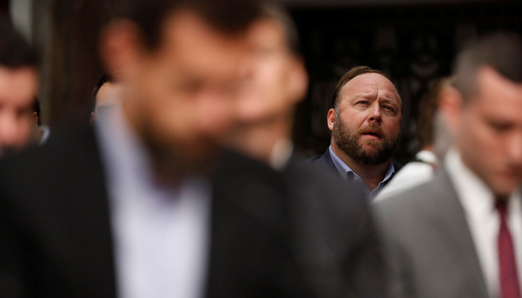 Alex Jones lytter til sosiale medier-topper som forklarer seg for det amerikanske senatet tidligere denne uken. Jones er nå permanent utestengt fra Twitter. Foto: Reuters / NTB scanpix Alex Jones lytter til sosiale medier-topper som forklarer seg for det amerikanske senatet tidligere denne uken. Jones er nå permanent utestengt fra Twitter. Foto: Reuters / NTB scanpix