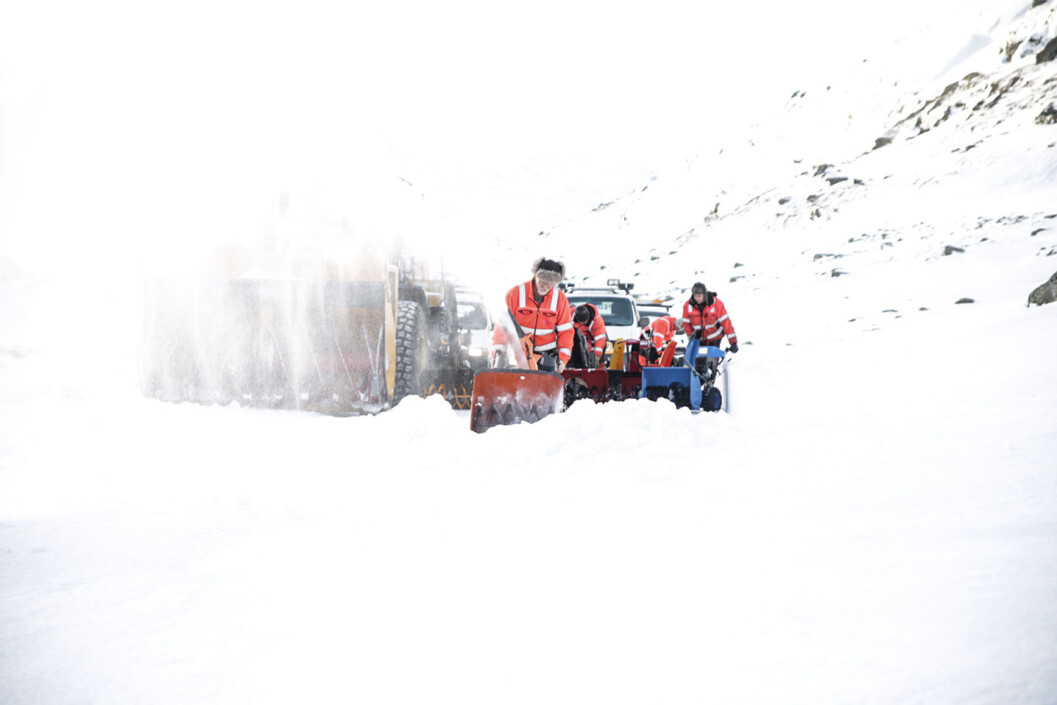 Den store snøfresertesten. Først kom ikke snøen, deretter var det feil snø. Men disse karene fant en løsning. Foto: Øivind Lie-Jacobsen Den store snøfresertesten. Først kom ikke snøen, deretter var det feil snø. Men disse karene fant en løsning. Foto: Øivind Lie-Jacobsen
