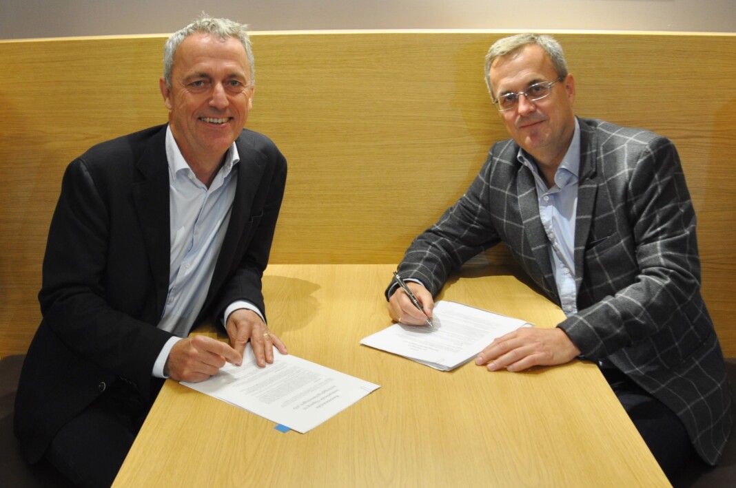 Her signerer Amedias konsernsjef Are Stokstad avtalen med Fagpressens adm.dir. Per Brikt Jensen. Her signerer Amedias konsernsjef Are Stokstad avtalen med Fagpressens adm.dir. Per Brikt Jensen.