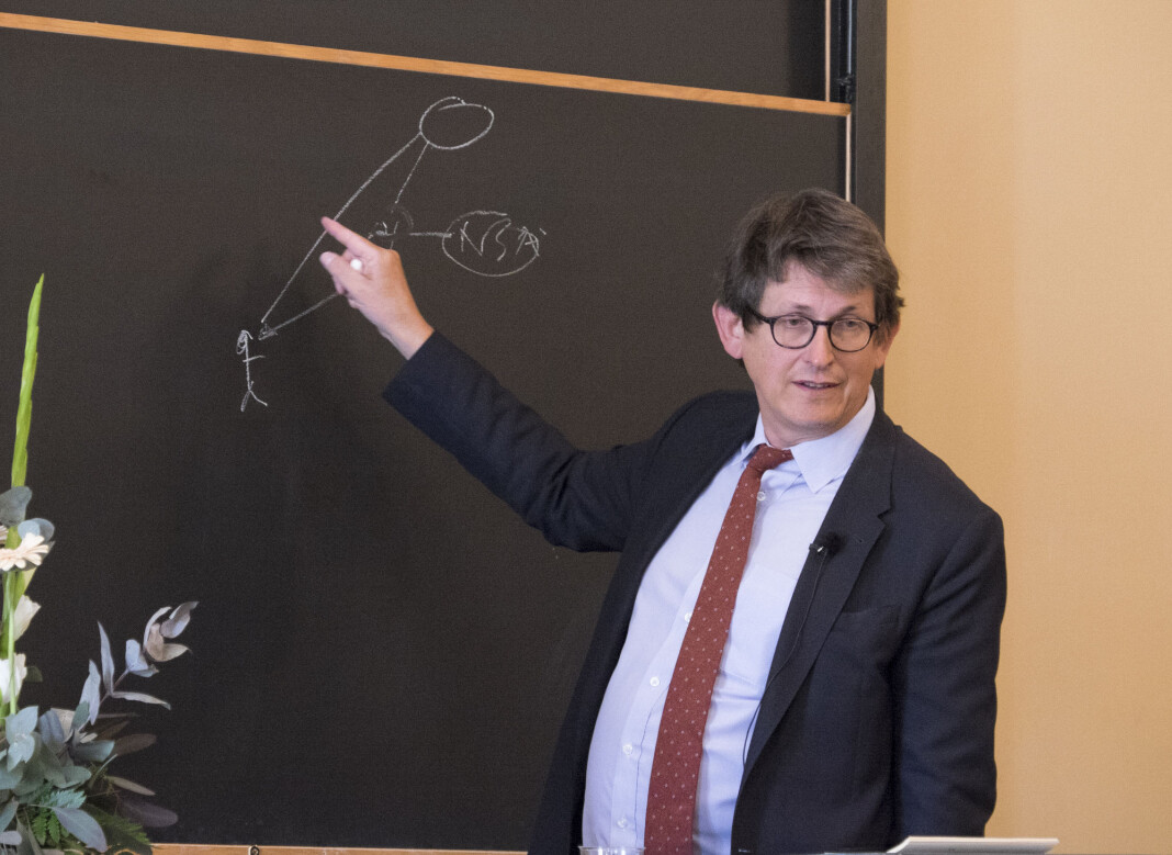 Bildet er fra en forelesning Alan Rusbridger holdt om Edward Snowden-lekkasjen og kritisk journalistikk på Universitetet i Oslo i 2014. Her prøver han å forklare hvordan NSA ser hva du søker på på Google. Foto: Torstein Bøe / NTB scanpix Bildet er fra en forelesning Alan Rusbridger holdt om Edward Snowden-lekkasjen og kritisk journalistikk på Universitetet i Oslo i 2014. Her prøver han å forklare hvordan NSA ser hva du søker på på Google. Foto: Torstein Bøe / NTB scanpix
