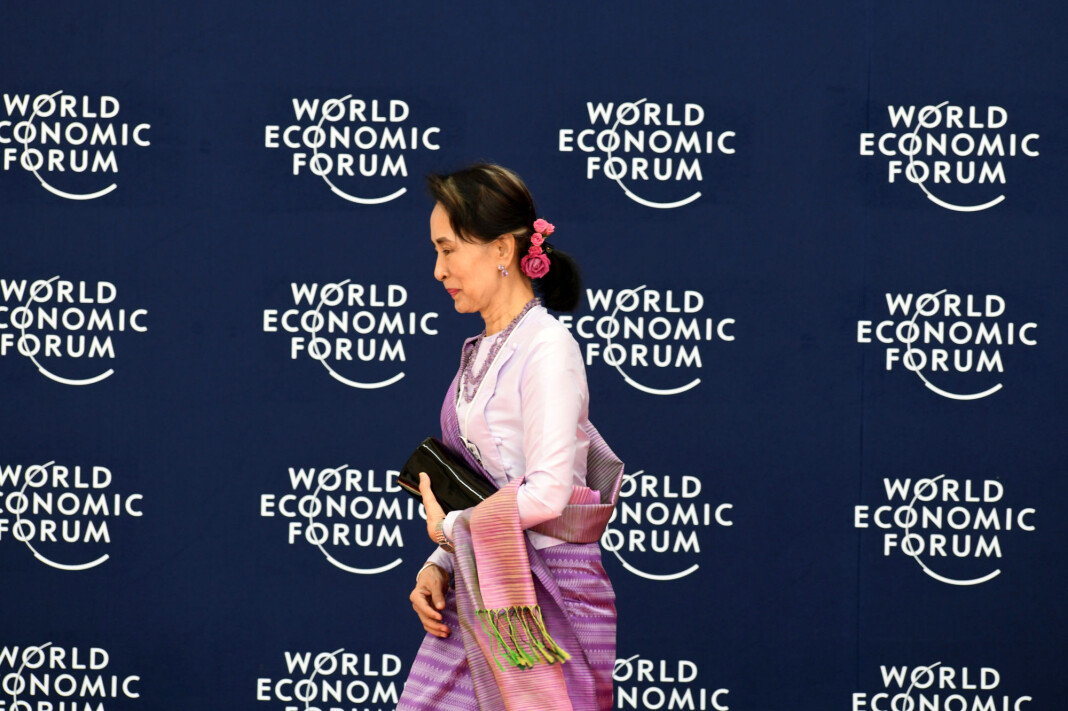 – Det er selvfølgelig måter, i etterpåklokskapens lys, situasjonen kunne ha vært håndtert bedre, sa Myanmars leder Aung San Suu Kyi om rohingya-krisen, i en tale under Verdens økonomiske forum i Hanoi. Foto: Reuters / NTB scanpix – Det er selvfølgelig måter, i etterpåklokskapens lys, situasjonen kunne ha vært håndtert bedre, sa Myanmars leder Aung San Suu Kyi om rohingya-krisen, i en tale under Verdens økonomiske forum i Hanoi. Foto: Reuters / NTB scanpix