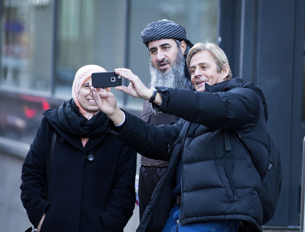 Anders Magnus fikk kontakt med Mulla Krekar ved å ta en «selfie» sammen med han utenfor Oslo Tinghus i 2015. Senere fikk han en intervjuavtale. Magnus mener det er viktig å intervjue ekstreme personer som Krekar. Foto: Gorm Kallestad / NTB scanpix Anders Magnus fikk kontakt med Mulla Krekar ved å ta en «selfie» sammen med han utenfor Oslo Tinghus i 2015. Senere fikk han en intervjuavtale. Magnus mener det er viktig å intervjue ekstreme personer som Krekar. Foto: Gorm Kallestad / NTB scanpix