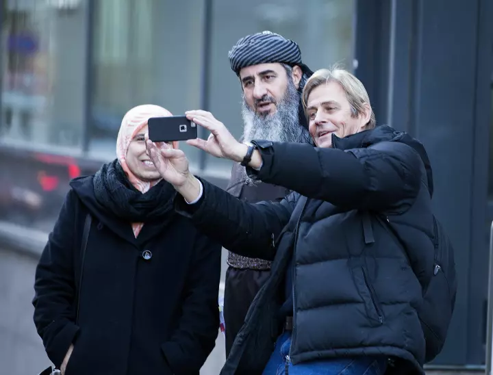 Anders Magnus fikk kontakt med Mulla Krekar ved å ta en «selfie» sammen med han utenfor Oslo Tinghus i 2015. Senere fikk han en intervjuavtale. Magnus mener det er viktig å intervjue ekstreme personer som Krekar. Foto: Gorm Kallestad / NTB scanpix