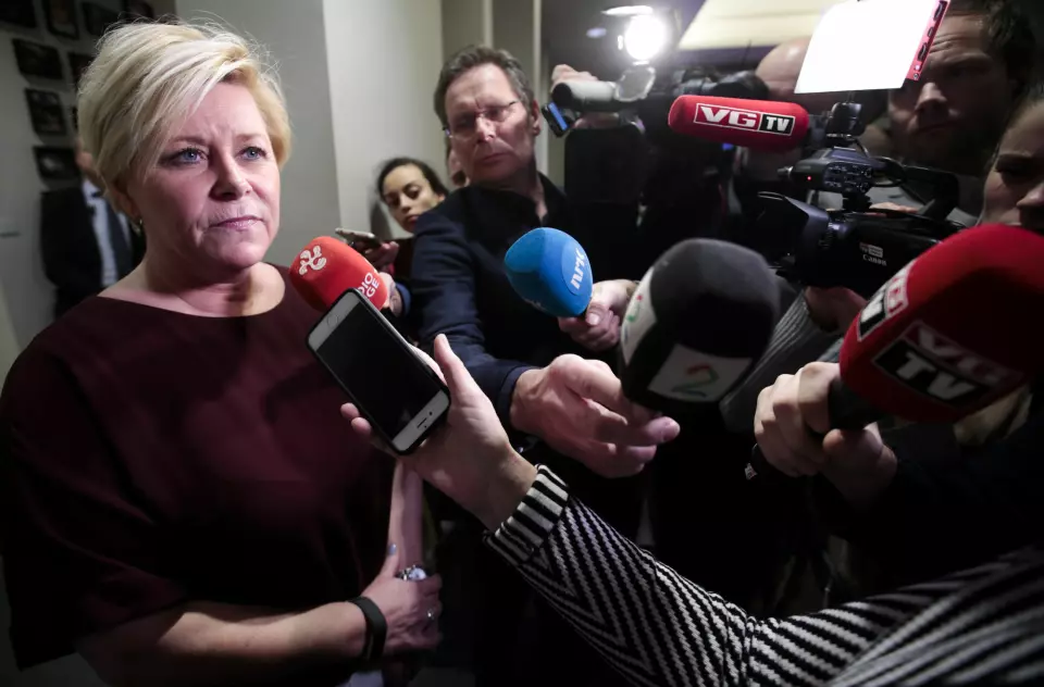 Et samlet pressekorps gjør sitt beste for å være mikrofonstativ for finansministeren. Foto: Lise Åserud / NTB scanpix
