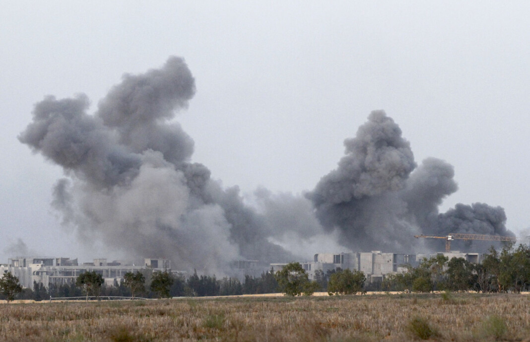 Røyk fra byen Sirte i Libya, etter at NATO-fly har sluppet bomber. Foto: Reuters / NTB scanpix Røyk fra byen Sirte i Libya, etter at NATO-fly har sluppet bomber. Foto: Reuters / NTB scanpix