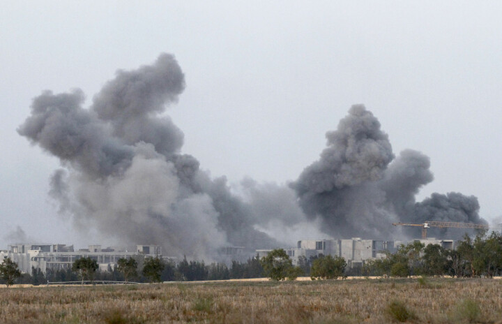Røyk fra byen Sirte i Libya, etter at NATO-fly har sluppet bomber. Foto: Reuters / NTB scanpix