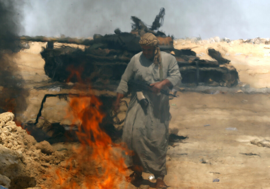 En stridsvogn brenner etter å ha blitt truffet av NATO-bomber. Foto: Reuters / NTB scanpix