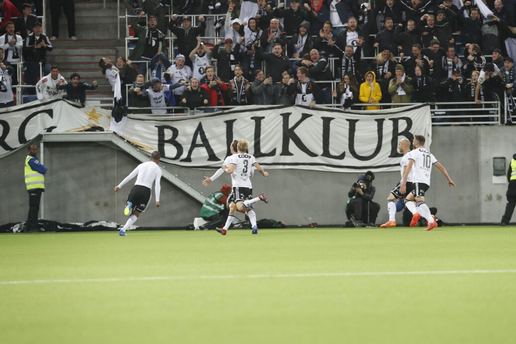 Rosenborgs Issam Jebali (t.v) avgjorde med 2-3-scoringen mål mot Vålerenga på overtid i søndagens eliteseriekamp i Oslo. Det fikk så mange TV-seere med seg at det ble rekord for Discovery. Foto: Terje Bendiksby / NTB scanpix Rosenborgs Issam Jebali (t.v) avgjorde med 2-3-scoringen mål mot Vålerenga på overtid i søndagens eliteseriekamp i Oslo. Det fikk så mange TV-seere med seg at det ble rekord for Discovery. Foto: Terje Bendiksby / NTB scanpix