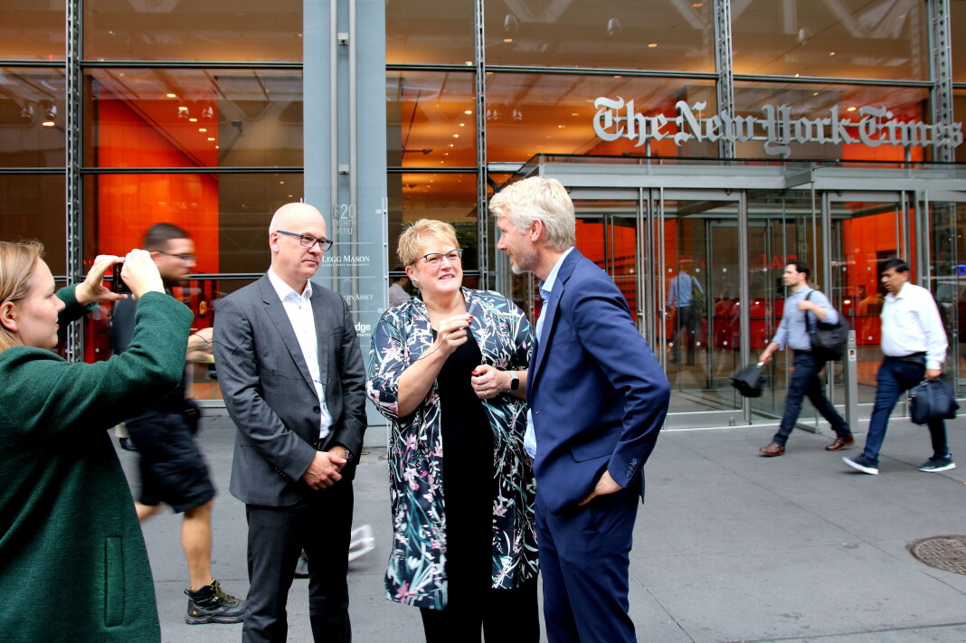 Kulturminister Trine Skei Grande intervjuer allmennkringkastingssjefene Thor Gjermund Eriksen (til venstre) og Olav T. Sandnes til Facebook-siden sin utenfor New York Times-hovedkvarteret på Manhattan. Foto: Emil L. Mohr Kulturminister Trine Skei Grande intervjuer allmennkringkastingssjefene Thor Gjermund Eriksen (til venstre) og Olav T. Sandnes til Facebook-siden sin utenfor New York Times-hovedkvarteret på Manhattan. Foto: Emil L. Mohr