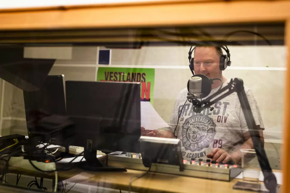 Ted Ivar Paulsen har vært i Radio Bø siden han var 14 år. Foto: Kristine Lindebø