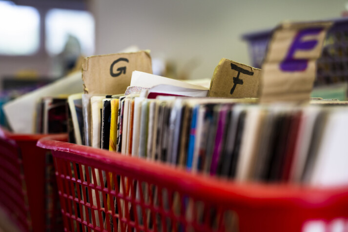 Radio Bø spiller musikk hele døgnet. I lokalene er metervis med gamle plater, i alfabetisk rekkefølge. Foto: Kristine Lindebø Radio Bø spiller musikk hele døgnet. I lokalene er metervis med gamle plater, i alfabetisk rekkefølge. Foto: Kristine Lindebø