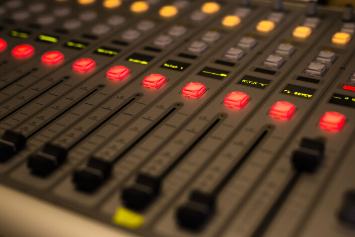 Radio Bø eier alt utstyret sitt selv, og bygger i dag også ut sitt eget DAB-nett. Foto: Kristine Lindebø Radio Bø eier alt utstyret sitt selv, og bygger i dag også ut sitt eget DAB-nett. Foto: Kristine Lindebø