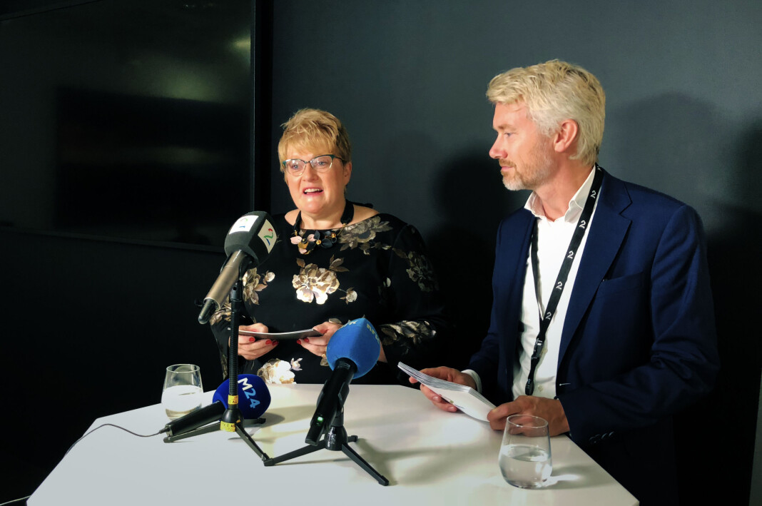 Kulturminister Trine Skei Grande (V) og TV 2-sjef Olav Sandnes undertegnet onsdag formiddag avtalen mellom TV 2 AS og staten ved Kulturdepartementet om kommersiell allmennkringkasting. Foto: TV 2 Kulturminister Trine Skei Grande (V) og TV 2-sjef Olav Sandnes undertegnet onsdag formiddag avtalen mellom TV 2 AS og staten ved Kulturdepartementet om kommersiell allmennkringkasting. Foto: TV 2