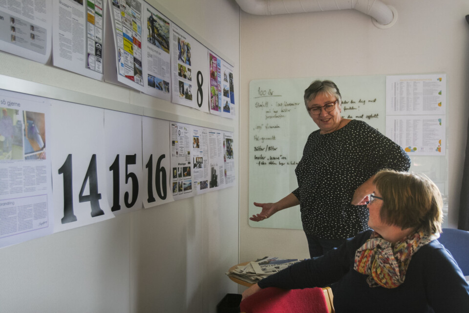 Ansvarlig redaktør og daglig leder Janne Hopmo (t.v) diskuterer forrige ukes avis med markedsansvarlig Irene Røkke. Foto: Guro Flaarønning Ansvarlig redaktør og daglig leder Janne Hopmo (t.v) diskuterer forrige ukes avis med markedsansvarlig Irene Røkke. Foto: Guro Flaarønning
