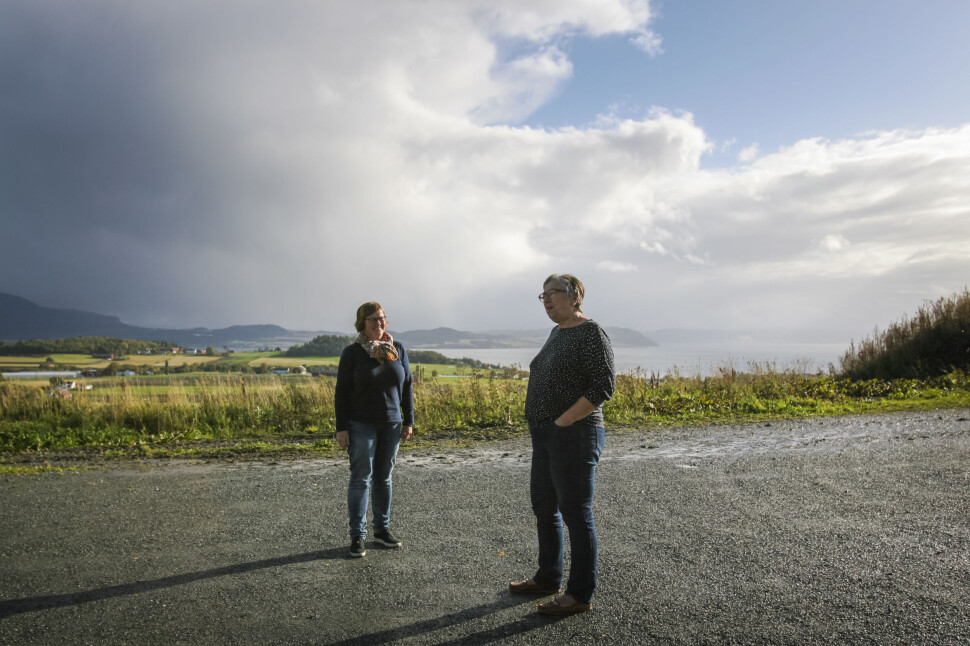 Irene Røkke (t.v) og Janne Hopmo i avisa Frostingen på Frosta ved Trondhiemsfjorden frykter for avisas framtid hvis Posten nedskalerer levering av post. Foto: Guro Flaarønning Irene Røkke (t.v) og Janne Hopmo i avisa Frostingen på Frosta ved Trondhiemsfjorden frykter for avisas framtid hvis Posten nedskalerer levering av post. Foto: Guro Flaarønning