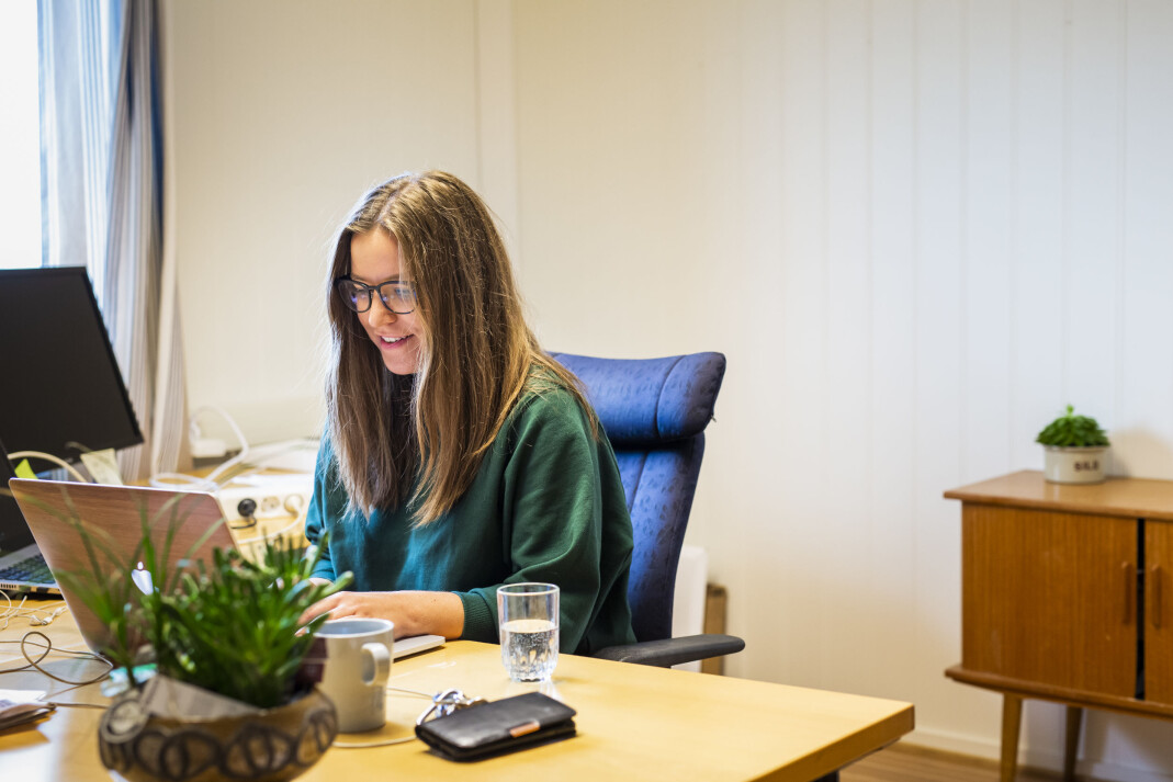 Kontorbygget deles med havnekontoret, et regnskapskontor og en Vol-journalist. – Det er hyggelig å ha en journalist å prate med, men det er ikke alltid vi snakker om det vi har på blokka akkurat, sier Nilsen. Foto: Kristine Lindebø Kontorbygget deles med havnekontoret, et regnskapskontor og en Vol-journalist. – Det er hyggelig å ha en journalist å prate med, men det er ikke alltid vi snakker om det vi har på blokka akkurat, sier Nilsen. Foto: Kristine Lindebø