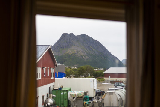 Fra kontoret ser Nilsen ut på kaia og fjellene. Foto: Kristine Lindebø Fra kontoret ser Nilsen ut på kaia og fjellene. Foto: Kristine Lindebø