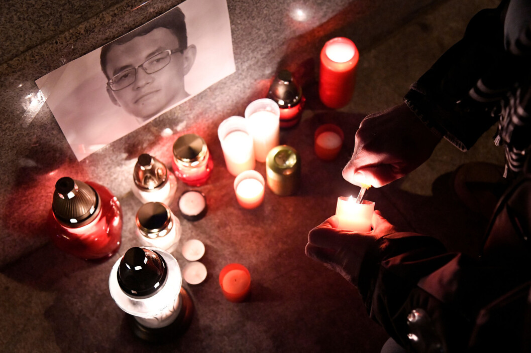 Lys ble tent til minne om gravejournalisten Jan Kuciak og hans forlovede Martina Kusnirova i Bratislava etter at de to ble funnet skutt og drept i februar i år. Foto: Reuters / NTB scanpix. Lys ble tent til minne om gravejournalisten Jan Kuciak og hans forlovede Martina Kusnirova i Bratislava etter at de to ble funnet skutt og drept i februar i år. Foto: Reuters / NTB scanpix.