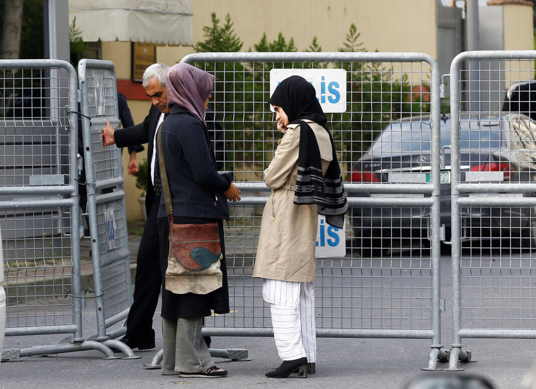 Jamal Khashoggis forlovede og en venninne utenfor det saudiarabiske konsulatet i Istanbul. Foto: Osman Orsal / Reuters / NTB scanpix Jamal Khashoggis forlovede og en venninne utenfor det saudiarabiske konsulatet i Istanbul. Foto: Osman Orsal / Reuters / NTB scanpix