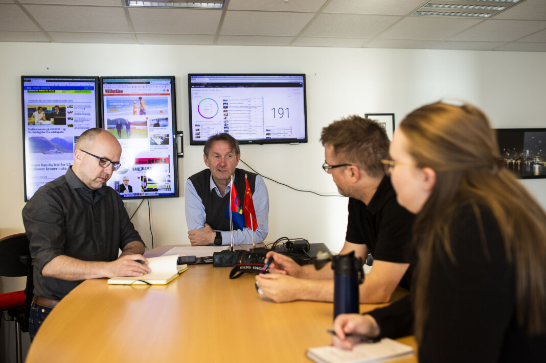 Redaktør Geir Bjørn Nilsen roser Vol-redaksjonen på morgenmøtet. Thor-Ivar Guldberg, Vidar Eliassen og Ann-Julie Nodgaard Nesmoen er med på Sortland, mens Jenny Dahl-Bakken er med på telefon fra Tromsø. Alle foto: Kristine Lindebø Redaktør Geir Bjørn Nilsen roser Vol-redaksjonen på morgenmøtet. Thor-Ivar Guldberg, Vidar Eliassen og Ann-Julie Nodgaard Nesmoen er med på Sortland, mens Jenny Dahl-Bakken er med på telefon fra Tromsø. Alle foto: Kristine Lindebø