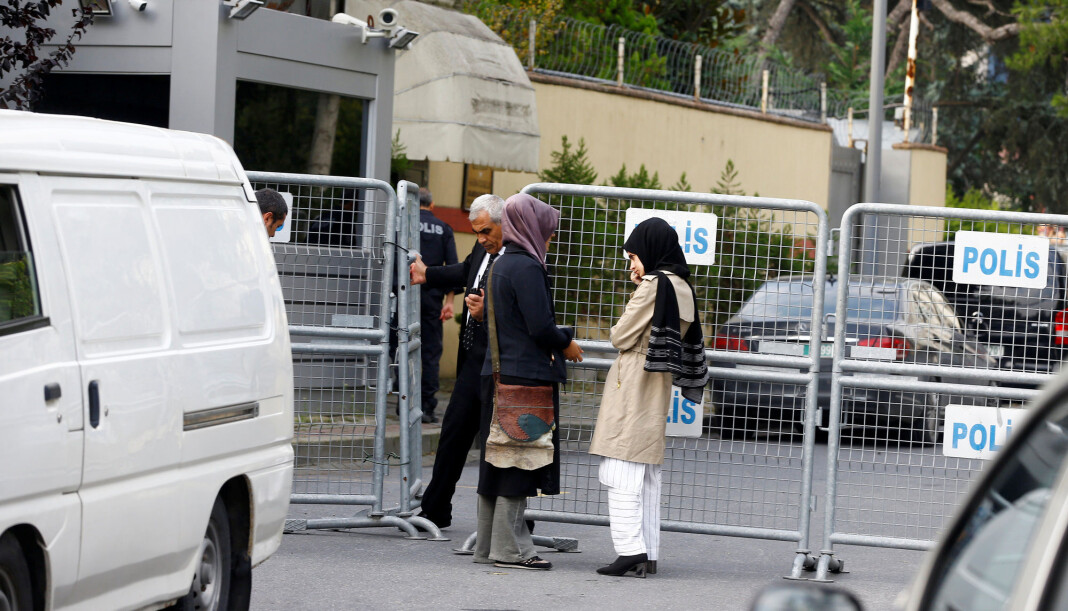 Den saudiarabiske journalisten og regimekritikeren Jamal Khashoggi er savnet etter å ha besøk hjemlandets konsulat i Istanbul i Tyrkia. Her er hans forlovede utenfor konsulatet. Foto: Reuters / NTB scanpix Den saudiarabiske journalisten og regimekritikeren Jamal Khashoggi er savnet etter å ha besøk hjemlandets konsulat i Istanbul i Tyrkia. Her er hans forlovede utenfor konsulatet. Foto: Reuters / NTB scanpix