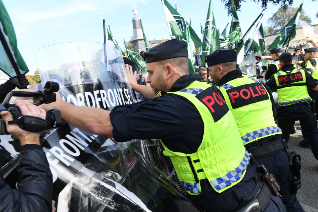 Nordiske motståndsrörelsen (NMR) og politi under nazimarsjen i Göteborg i slutten av september i fjor. Foto: Fredrik Sandberg / TT / NTB scanpix. Nordiske motståndsrörelsen (NMR) og politi under nazimarsjen i Göteborg i slutten av september i fjor. Foto: Fredrik Sandberg / TT / NTB scanpix.