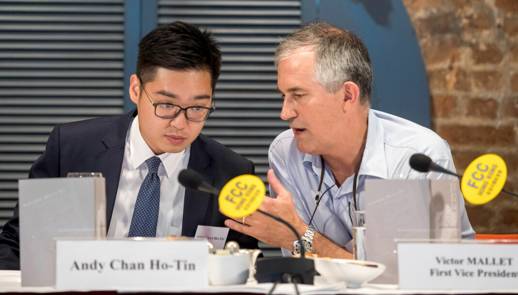 Arbeidsgiveren setter avslaget i sammenheng med at Victor Mallet nylig var med på å arrangere et møte i Foreign Correspondents' Club der Andy Chan (til venstre), lederen av et lite uavhengighetsparti i Hongkong, deltok. Foto: Reuters / NTB scanpix