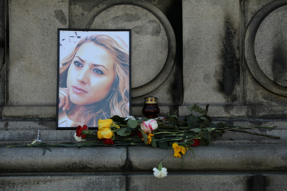 Mange har tent lys og lagt ned blomster ved et bilde av den drepte TV-reporteren Viktoria Marinova ved Frihetsmonumentet i byen Ruse i Bulgaria. Foto: Reuters / NTB scanpix.