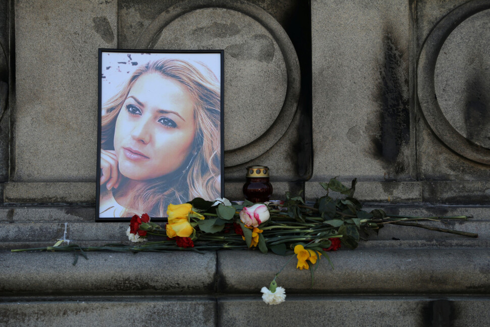 Mange har tent lys og lagt ned blomster ved et bilde av den drepte TV-reporteren Viktoria Marinova ved Frihetsmonumentet i byen Ruse i Bulgaria. Foto: Reuters / NTB scanpix. Mange har tent lys og lagt ned blomster ved et bilde av den drepte TV-reporteren Viktoria Marinova ved Frihetsmonumentet i byen Ruse i Bulgaria. Foto: Reuters / NTB scanpix.