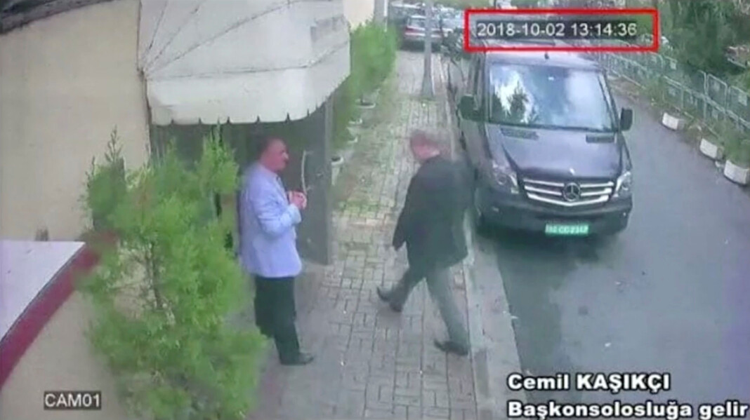Et overvåkingsbilde publisert av den tyrkiske avisa Hurriyet som angivelig viser Khashoggi på vei inn i det saudiarabiske konsulatet i Istanbul. Foto: Hurriyet / Reuters / NTB scanpix Et overvåkingsbilde publisert av den tyrkiske avisa Hurriyet som angivelig viser Khashoggi på vei inn i det saudiarabiske konsulatet i Istanbul. Foto: Hurriyet / Reuters / NTB scanpix