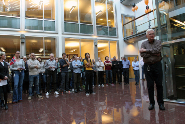 Ansatte sang bursdagssang for sjefen, Trygve Hegnar. Foto: Glenn Slydal Johansen Ansatte sang bursdagssang for sjefen, Trygve Hegnar. Foto: Glenn Slydal Johansen