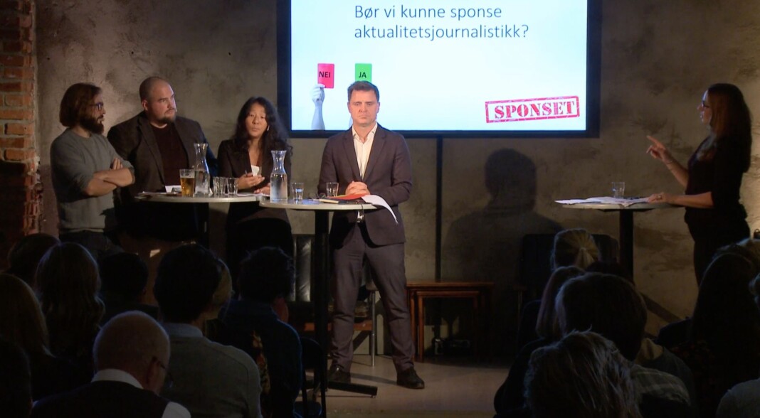 I panelet: Fra venstre Harald Klungtveit (Filter Nyheter), Erik Waatland (Medier24), Anne Weider Aasen (TV 2 og PFU) og Espen Egil Hansen (Aftenposten). Debattleder var Elin Ludvigsen (TV 2). Bakhodet til Arne Jensen kan sees nederst til venstre. Foto: Skjermdump I panelet: Fra venstre Harald Klungtveit (Filter Nyheter), Erik Waatland (Medier24), Anne Weider Aasen (TV 2 og PFU) og Espen Egil Hansen (Aftenposten). Debattleder var Elin Ludvigsen (TV 2). Bakhodet til Arne Jensen kan sees nederst til venstre. Foto: Skjermdump